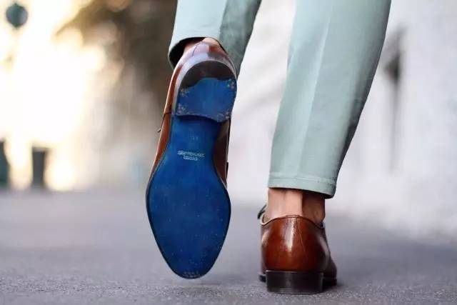 “蓝底鞋”也成为这一顶级男装鞋履品牌的代名词
