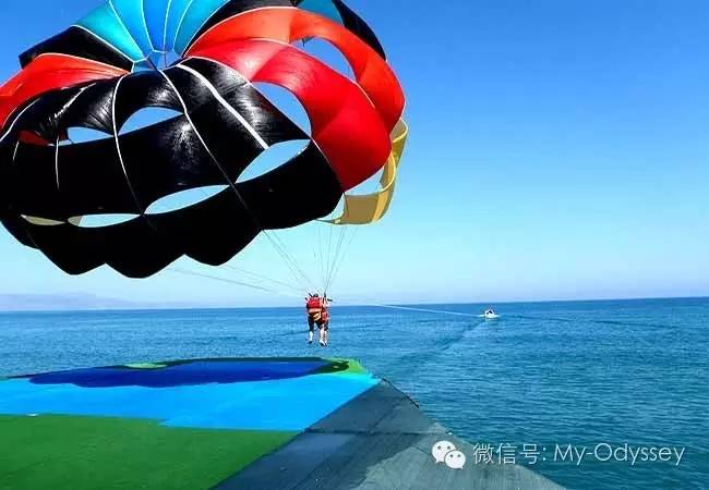 滑翔伞和快艇