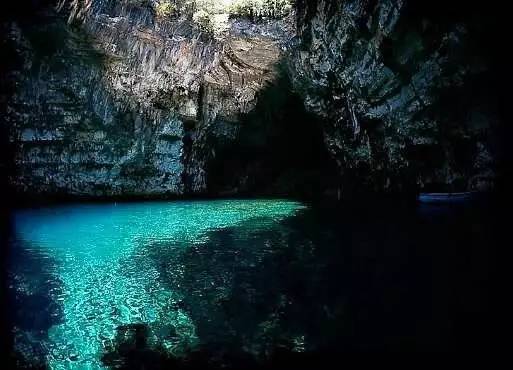 梅丽莎丽Melissani圆形淡水湖泊洞穴