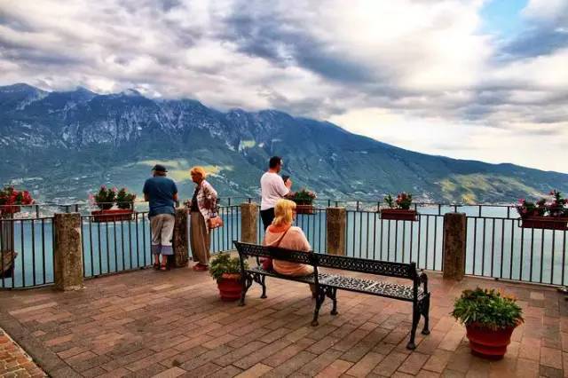 阳台正对面就是加尔达湖的最美城镇Malcesine和它背后的阿尔卑斯山峰Monte Baldo