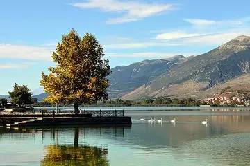 一座以湖为灵魂的城