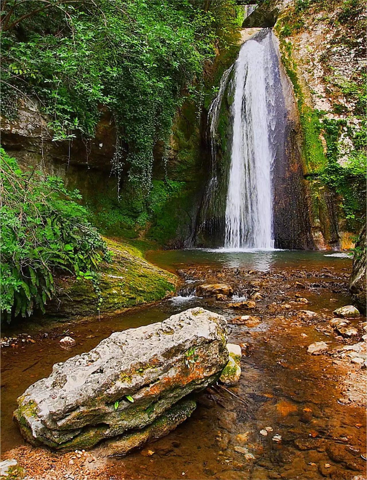 莫利纳瀑布公园占地150公顷，除了有茂盛的珍惜植被，更难得的是也有泉水从岩间喷涌而出