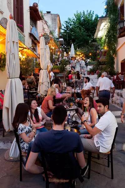 雅典老城区普拉卡（Plaka）的露天咖啡馆常年满座