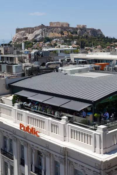 雅典市中心书店大楼（Public）的屋顶咖啡吧