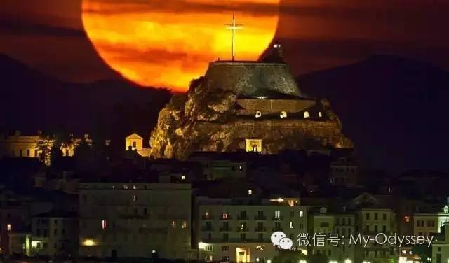 科孚岛的月亮更带西欧风情