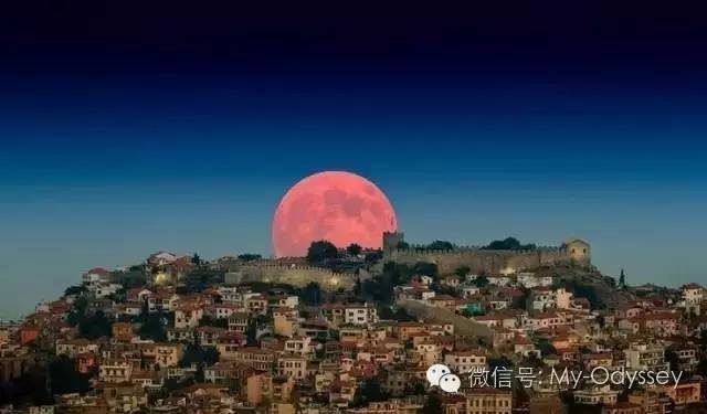 希腊北部城市卡瓦拉——号称希腊的蒙特卡洛——照耀在古堡上的月亮